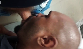 trabalhador fazendo banheirao